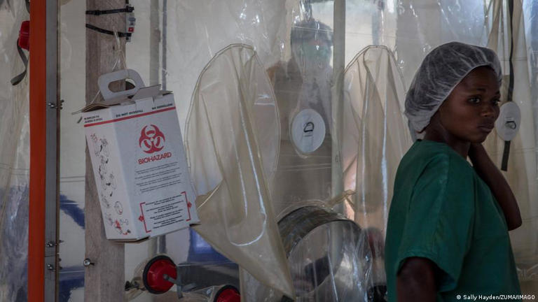 ebola 260524 01