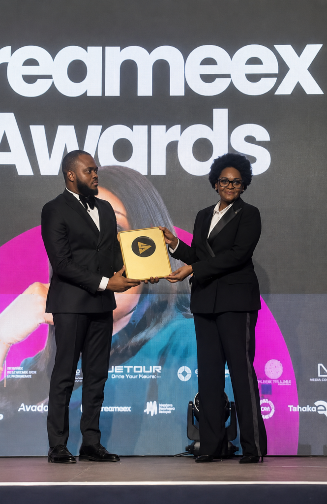 Sila Bisalu reçoit la Plaque d'Or de la Meilleure Vente aux StreamEex Awards image
