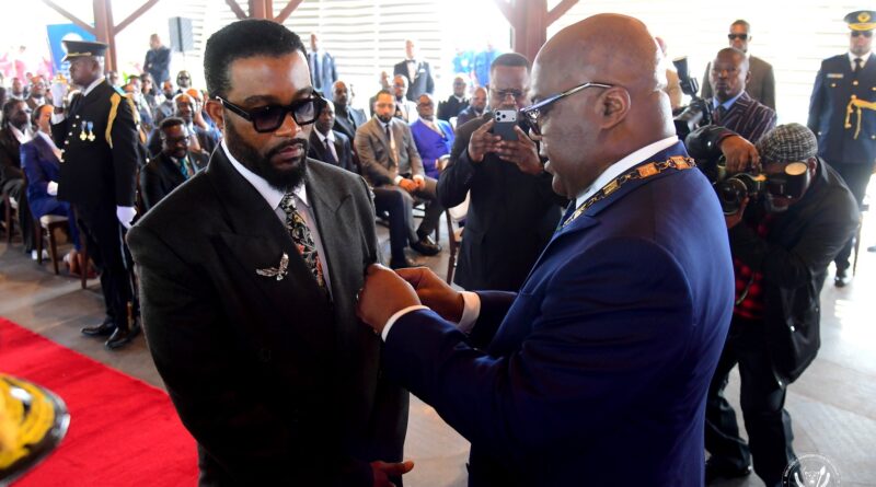 Fally Ipupa décoré par le Président Félix Tshisekedi après son triomphe au Stade de France fally felix rdc 260606 03