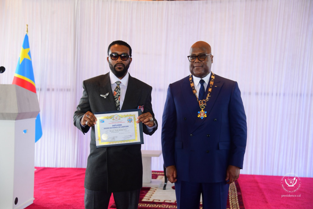 Fally Ipupa décoré par le Président Félix Tshisekedi après son triomphe au Stade de France image