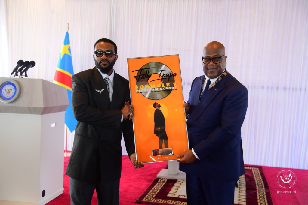Fally Ipupa décoré par le Président Félix Tshisekedi après son triomphe au Stade de France image