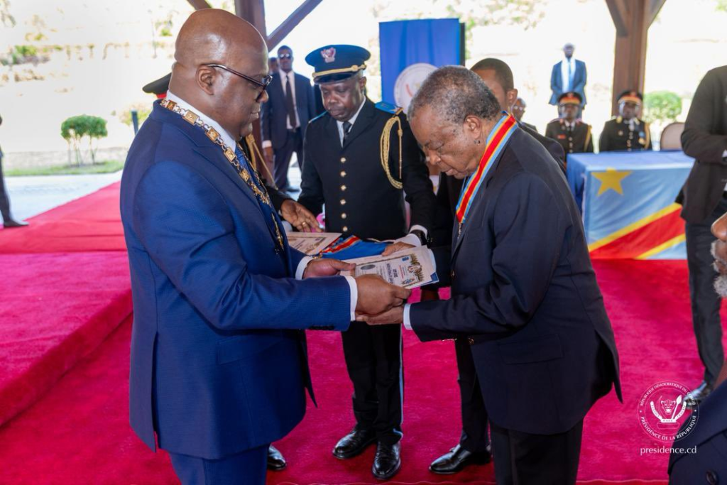 Le Président Félix Tshisekedi élève Jean-Jacques Muyembe et Stanislas Sulu Maseb’a au rang de Commandeurs de l’Ordre national du Léopard image
