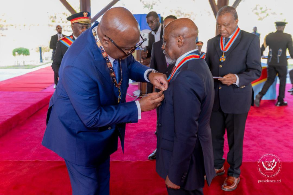 Le Président Félix Tshisekedi élève Jean-Jacques Muyembe et Stanislas Sulu Maseb’a au rang de Commandeurs de l’Ordre national du Léopard image