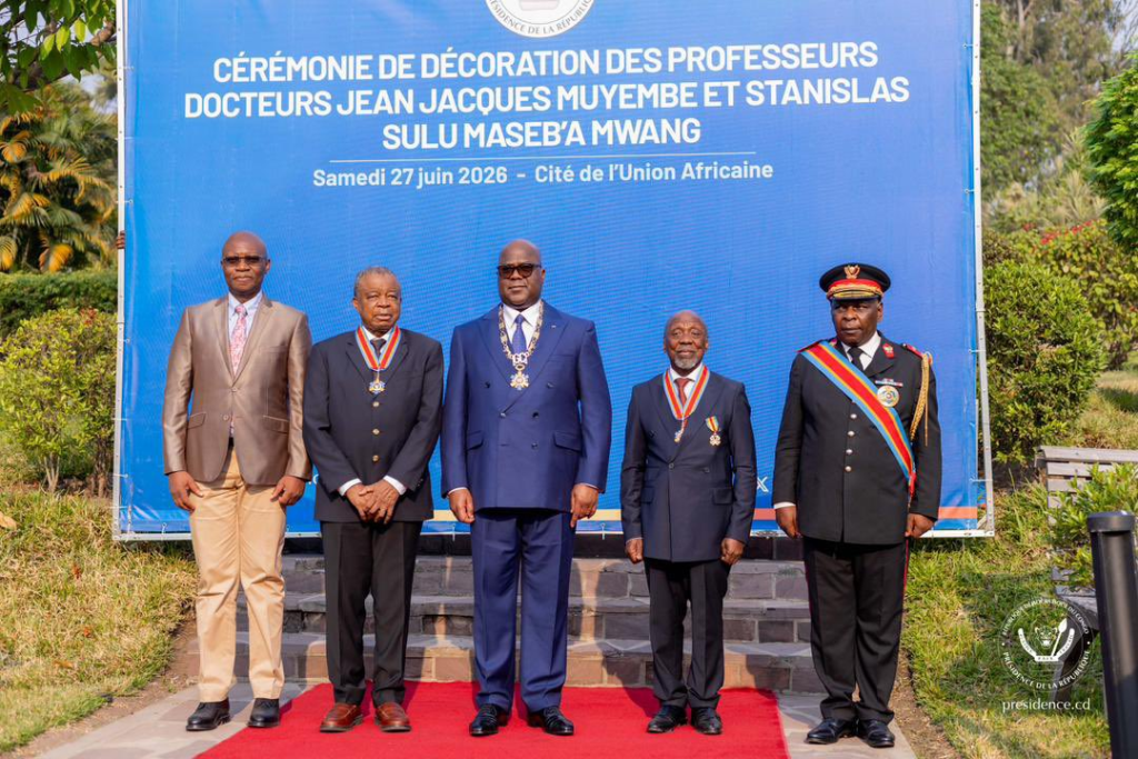 Le Président Félix Tshisekedi élève Jean-Jacques Muyembe et Stanislas Sulu Maseb’a au rang de Commandeurs de l’Ordre national du Léopard image